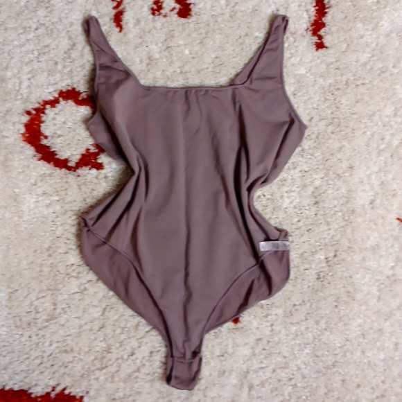 NIB- SKIMS- ESSENTIAL SCOOP NECK BODYSUIT- 4X- AMETHYST - Picture 2 of 7